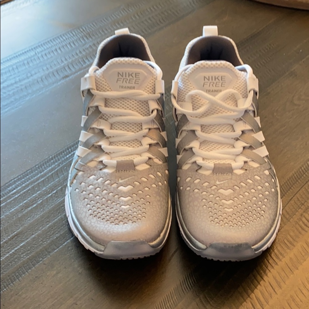 Tennis shoes